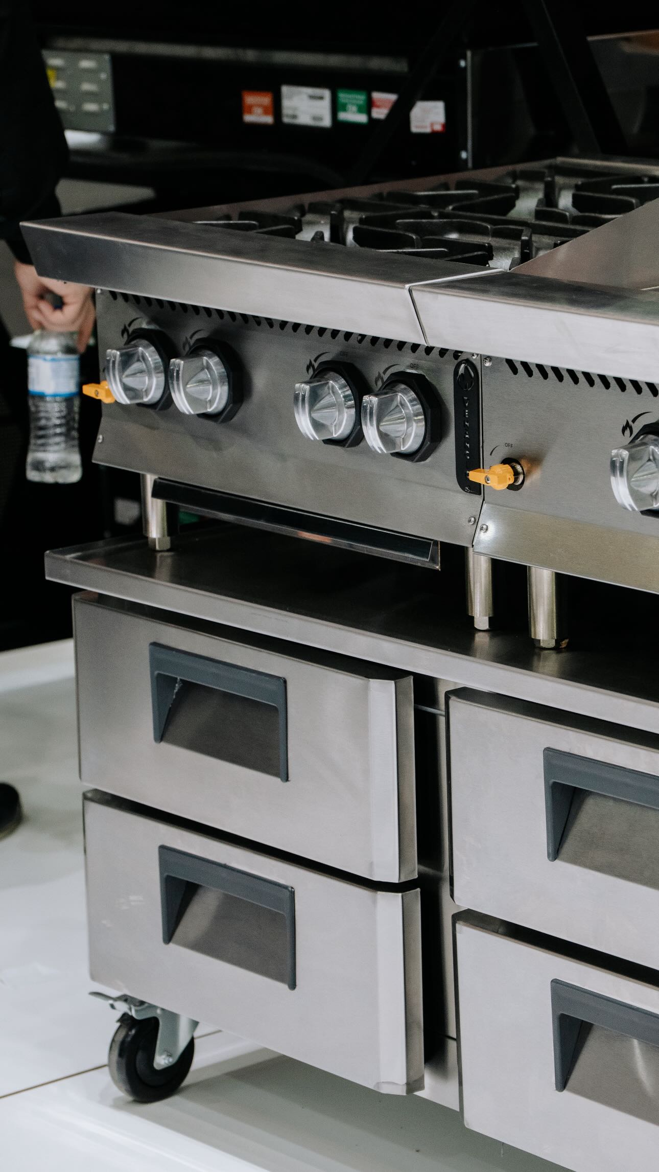 Mostradores refrigerados con toppinera y l&iacute;nea chef